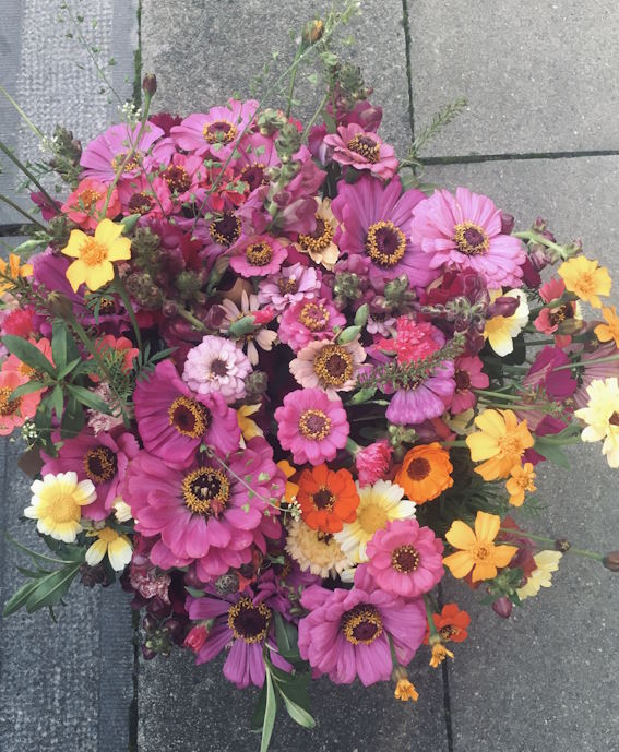 Le seau de fleurs en vrac